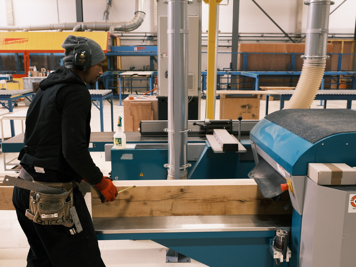 La pièce est ensuite passé à la raboteuse, qui permet de rendre les faces parallèles.