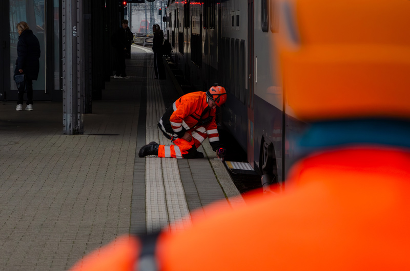 Ein Blick &uuml;ber die Schultern der SBB-Geomatikern zeigt, wie sie das Perron des Gleis 3 am Rapperswiler Bahnhof vermessen.