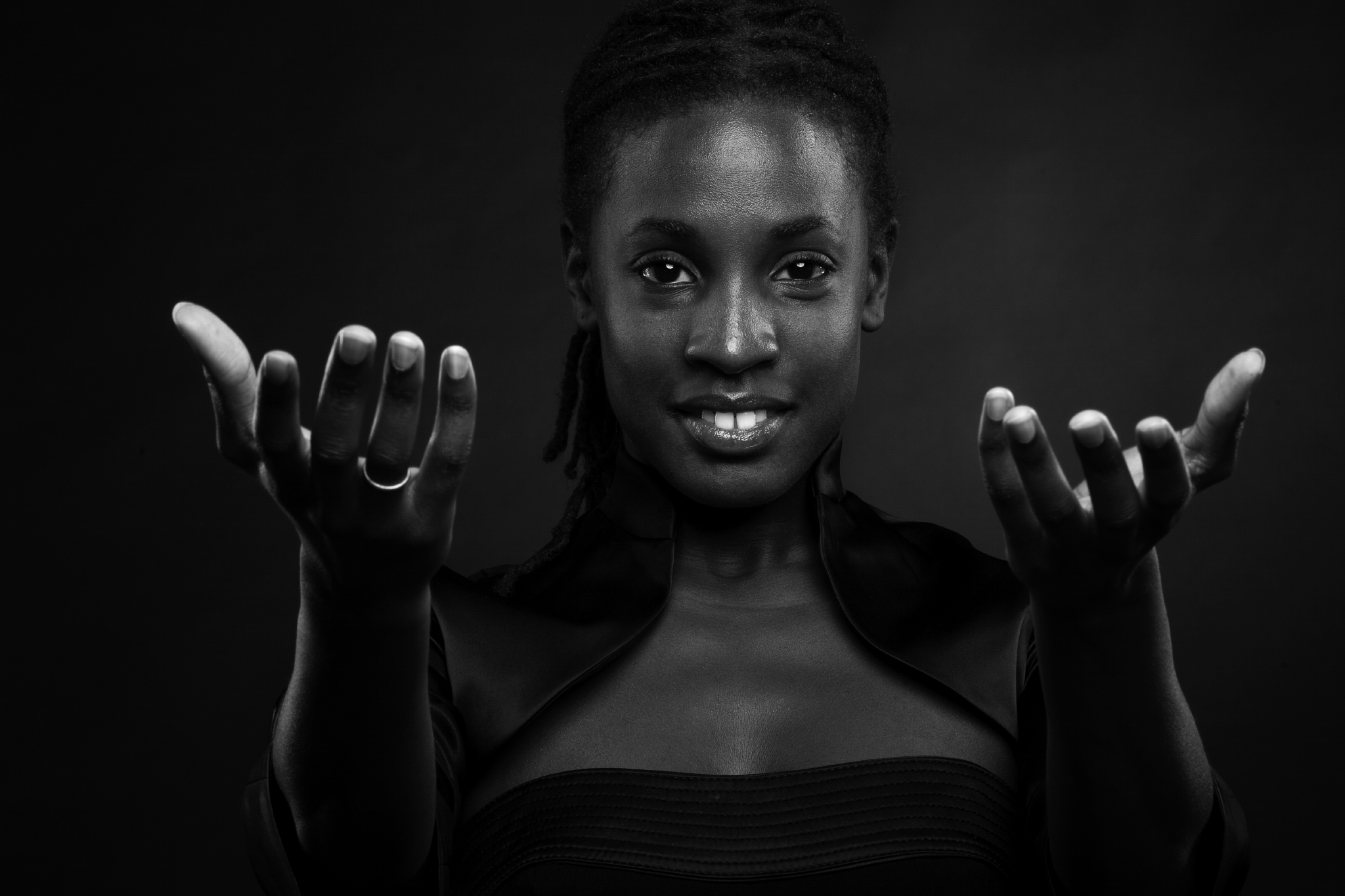 fekete fehér professzionális portré fotózás műteremben afrikai lányról