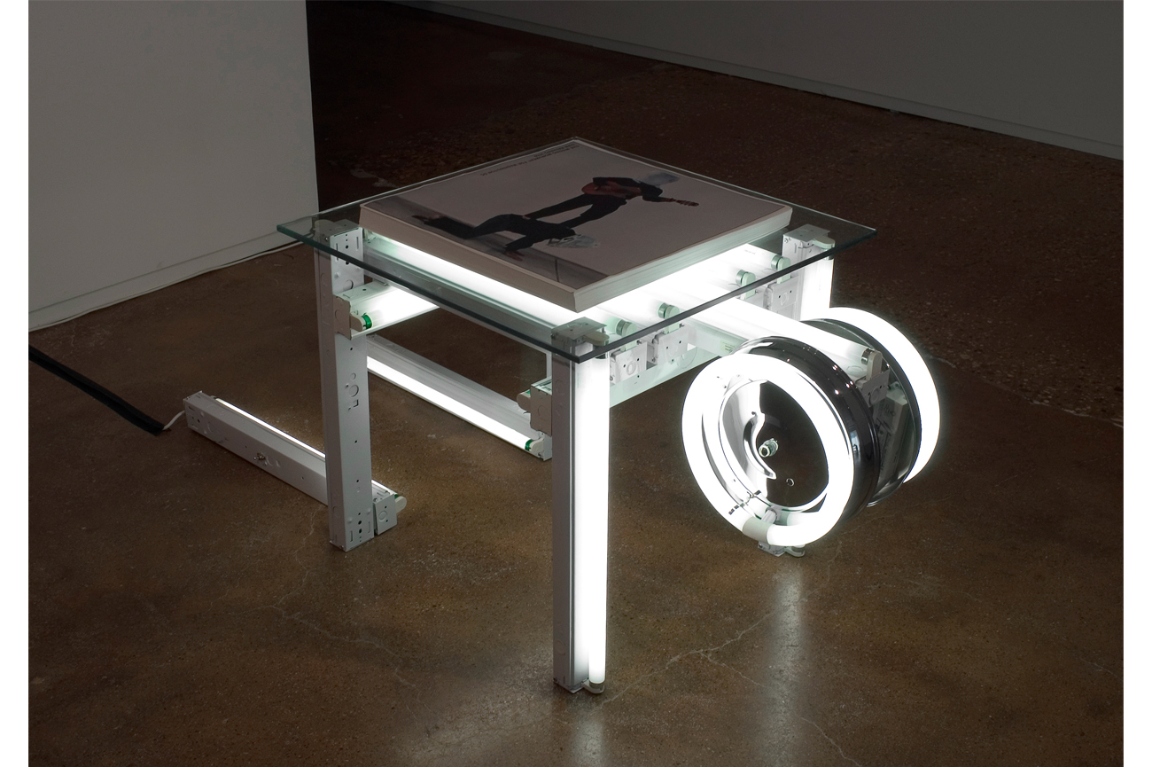 Iván NavarroThe Missing Monument For Washington DC or A Proposal For A Monument For Victor Jara, 2007-2008Tubos fluorescentes, soportes metálicos, vidrio, posters, energía eléctrica y videoVideo: 4’Escultura: 73.7 x 142.2 x 73.7 cmFoto ©G Fine Arts