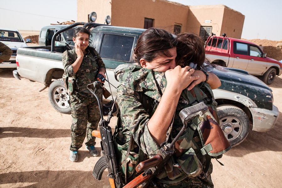 &laquo;&nbsp;Juin 2014. Ligne de front dans la r&eacute;gion de Sere Kaniye (Ras al ayn), autour du village de Tel Khanzir, entre les forces kurdes des YPG et daesh. Les femmes combattantes, les YPJ, constituent 400es forces arm&eacute;es.
