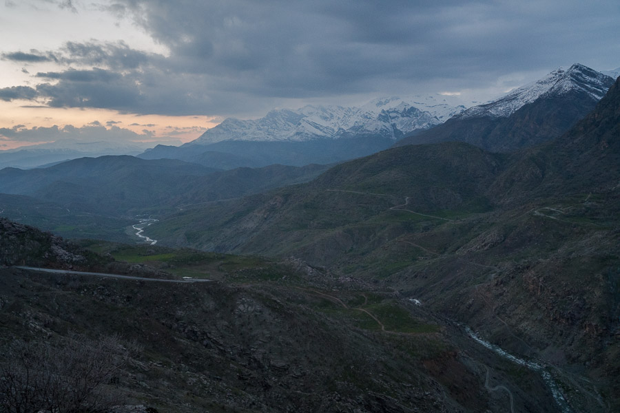 Au loin, les monts Zagros.