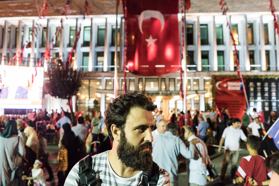 Istanbul, quartier de Fatih. H. a fait parti de ceux qui sont descendus dans la rue le soir du coup d'&eacute;tat pour affronter les putschistes. Rassemblement de soutien &agrave; Erdogan, deux semaines apr&egrave;s le coup d'&eacute;tat, pr&egrave;s de la mairie o&ugrave; des &eacute;chauffour&eacute;es avec les militaires avaient eu lieu.