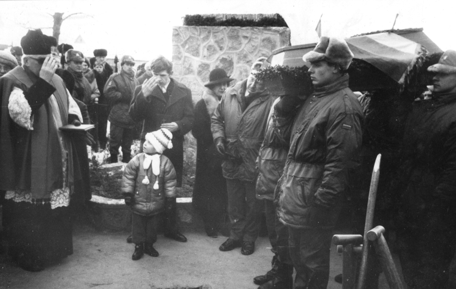 Nežinomo partizano laidotuvės Šubertinės kieme. 1993-11-28. V. Lekučio asmeninis archyvas