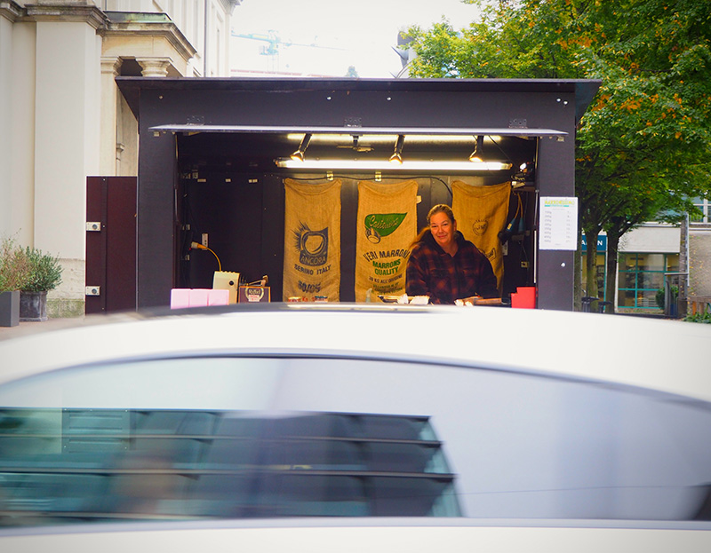 W&auml;hrend die Strasse eilt, bleibt sie mittendrin. 