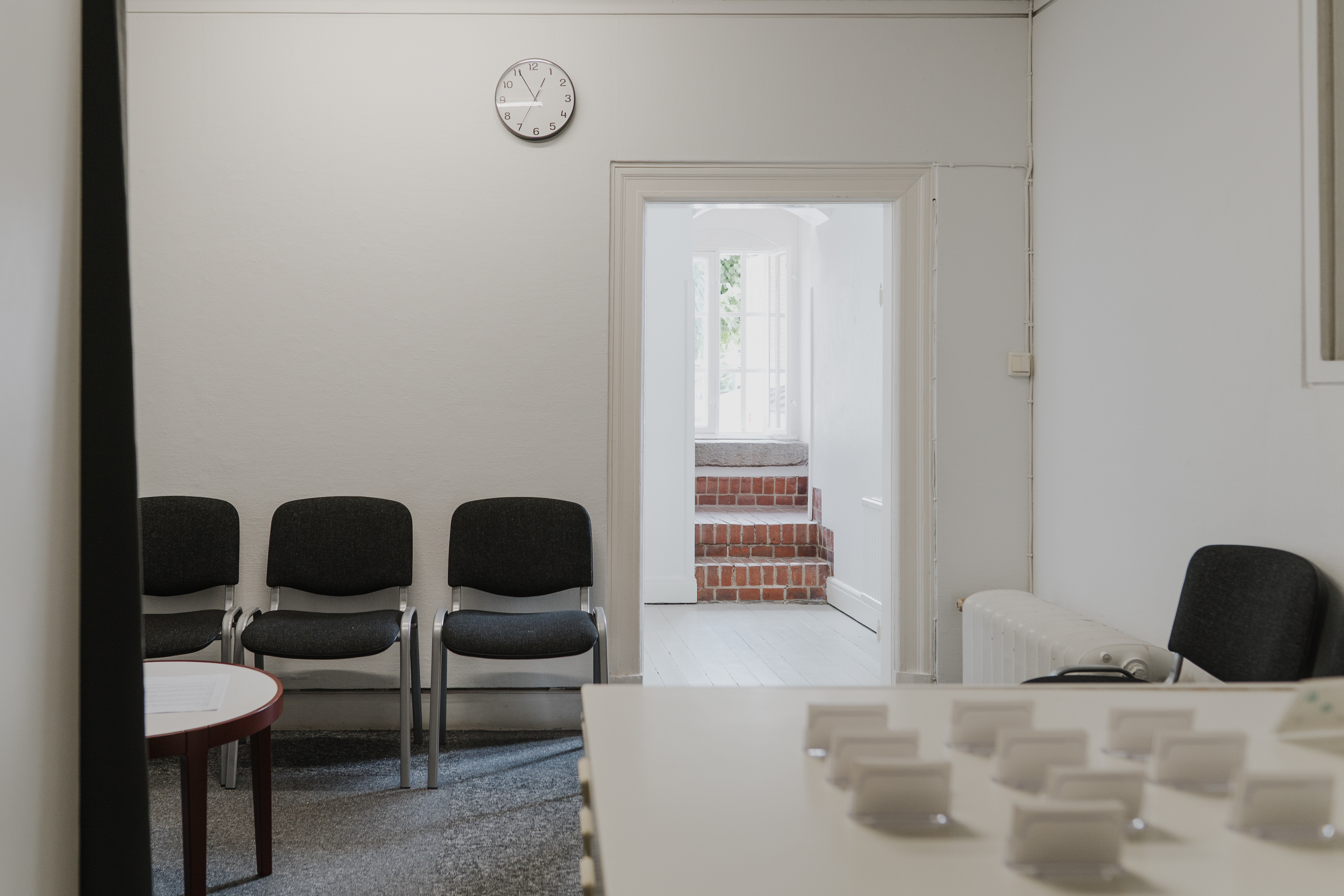 Installation view. Waiting Tides, Krognoshuset 2025. Photo: Loc Vo.