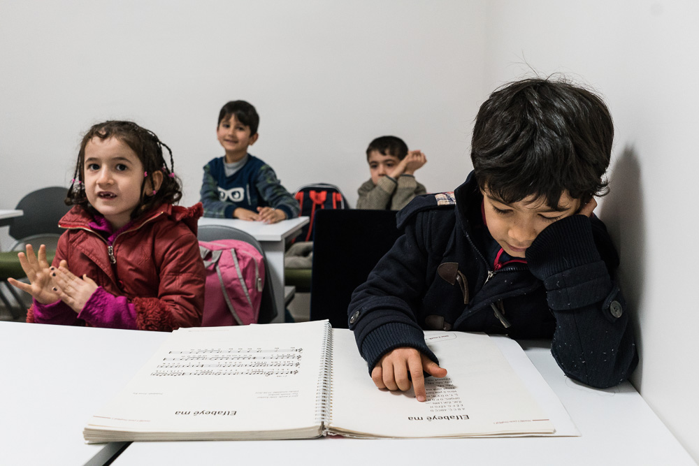 Diyarbakir, 2017. Centre Ma m&uuml;zik. D&eacute;di&eacute; &agrave; l'apprentissage de la musique et de la langue kurde, ce centre a &eacute;t&eacute; ouvert par l'ancienne &eacute;quipe du centre culturel Aram Tigran, ferm&eacute; par l'administrateur d'&eacute;tat ayant remplac&eacute; les maires &eacute;lus de Diyarbakir.  A peine ouvert, le centre conna&icirc;t d&eacute;j&agrave; un grand succ&egrave;s, nombreuse sont les familles &agrave; vouloir dispenser une &eacute;ducation musicale &agrave; leurs enfants. Le centre a pour but de faire vivre la culture kurde.