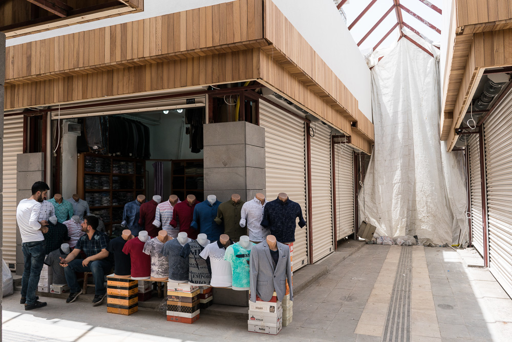 Diyarbakir, Sur. Mai 2017. Avant m&ecirc;me les reconstructions de logement pour les habitants chass&eacute;s par les combattants, c'est le bazar qui est r&eacute;nov&eacute;, avec une pierre grise artificielle rappelant vaguement le basalte dont &eacute;tait fait les b&acirc;timents de Sur et donnant un aspect faussement ancien au lieu. L'&eacute;tat turc veut faire de Sur une attraction touristique et un lieu &eacute;conomiquement rentable.
