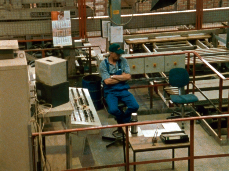 F2–3 Harun Farocki, stills from Comparison via a Third, 2007. 16mm film, double projection, color, sound; 24 min. Courtesy Harun Farocki Filmproduktion, Berlin.