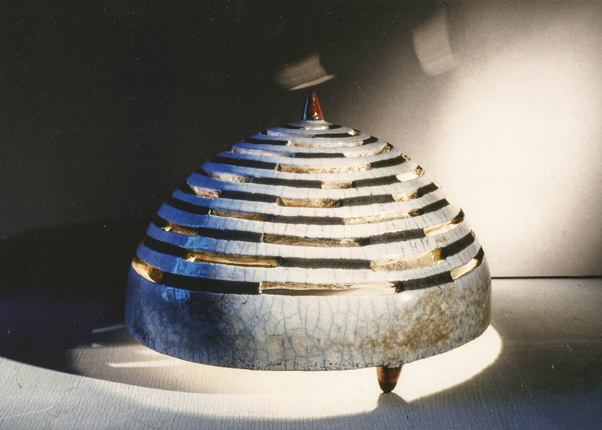 Re Ti ho disegnato sulla testa come tu fossi un cappello bucato da dove far entrare e uscire la luce dei miei pensieri (Ceramica Raku, cm 22x19x22, 1997)