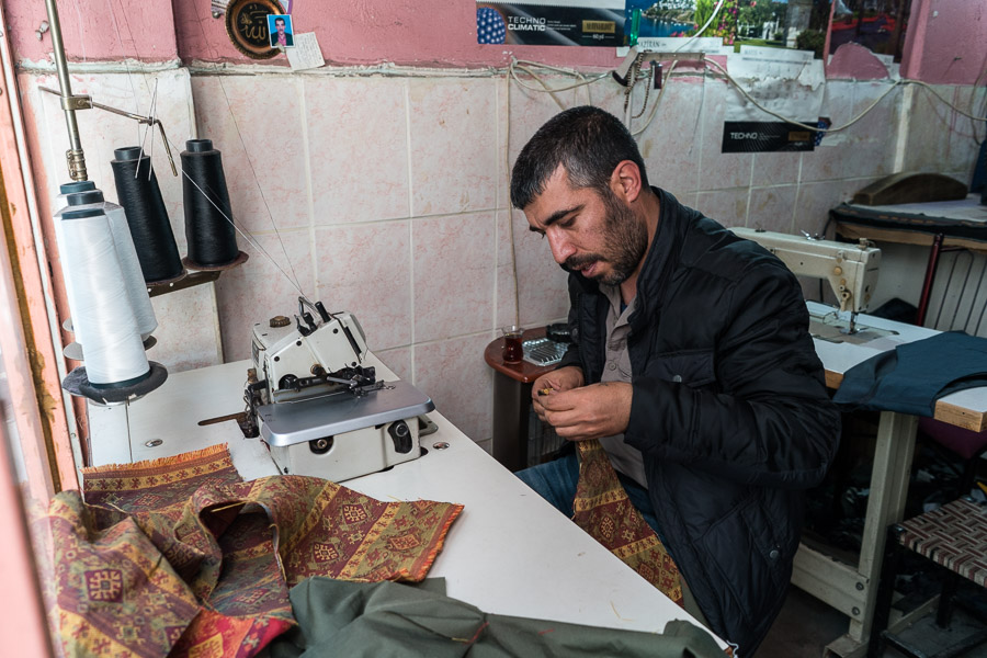 Diyarbakir (Amed), quartier de Sur. Niyat est tailleur. Depuis le d&eacute;but des combats, le commerce est en chute libre. Comme beaucoup d'autres commer&ccedil;ants, il pense que l'objectif de l'&eacute;tat est d'asphyxier l'&eacute;conomie du quartier pour forcer les gens &agrave; partir et les commer&ccedil;ants &agrave; mettre la cl&eacute; sous la porte.