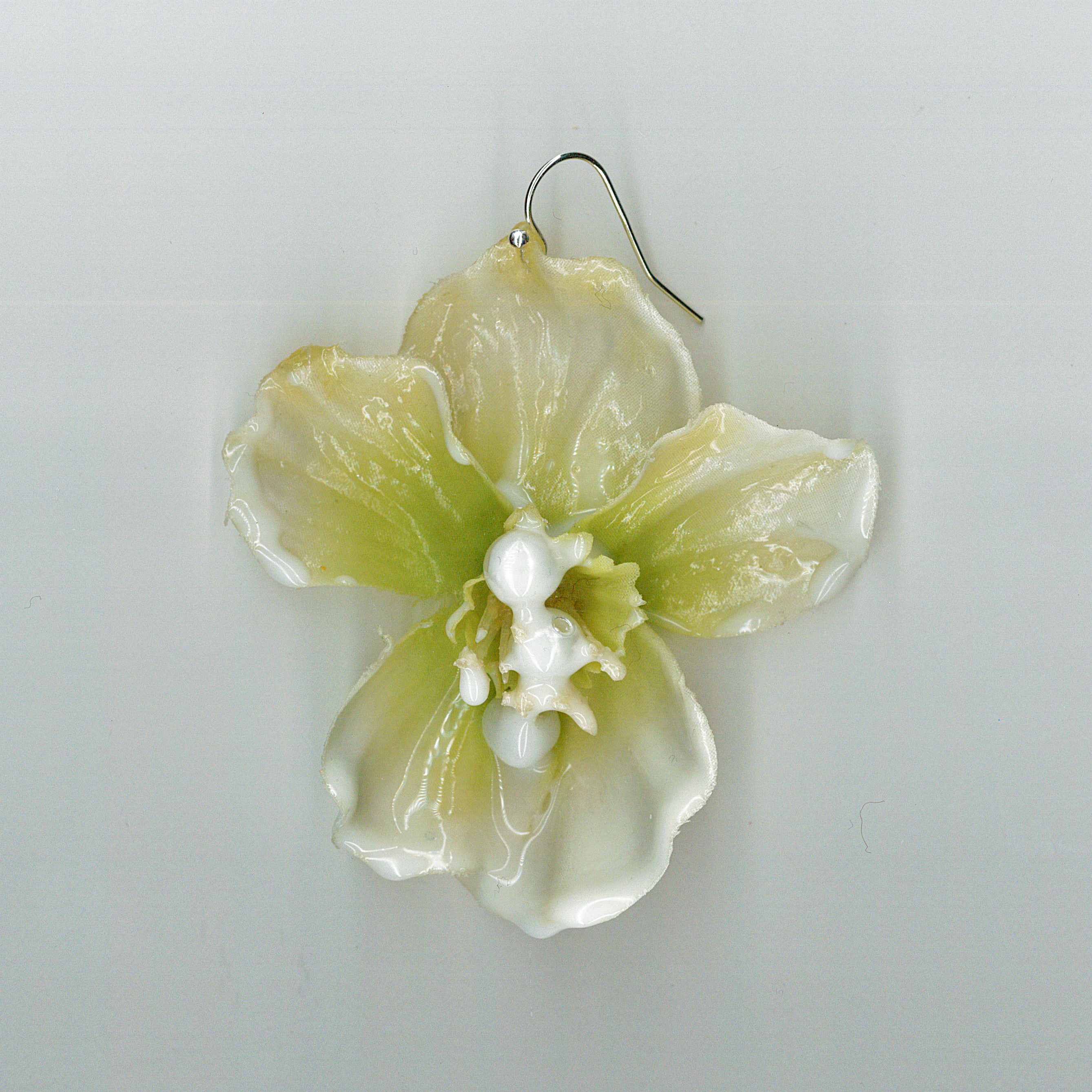 0117-00 MILKY HELLEBORE EARRING | 225 sek/pc