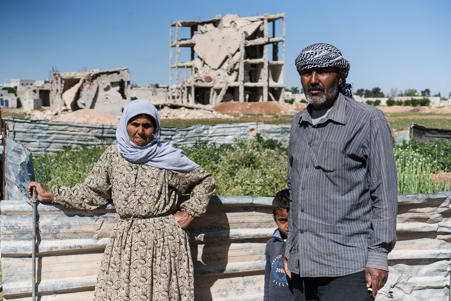 Avril 2018. Mustafa, sa femme et ses enfants sont revenus &agrave; la lib&eacute;ration de Kobane. Ils sont fermiers. Mais ils ne peuvent pas d&eacute;passer le petit mur de terre qui a &eacute;t&eacute; &eacute;rig&eacute; pour cultiver leurs terres, car au del&agrave;, si ils se rapprochent du mur, les soldats turcs leur tirent dessus. Un mois auparavant, quelqu'un a &eacute;t&eacute; bless&eacute; au torse.