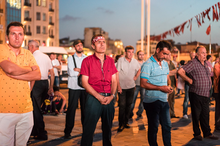 Meeting pour la d&eacute;mocratie et les martyrs, rediffusion place Taksim.
