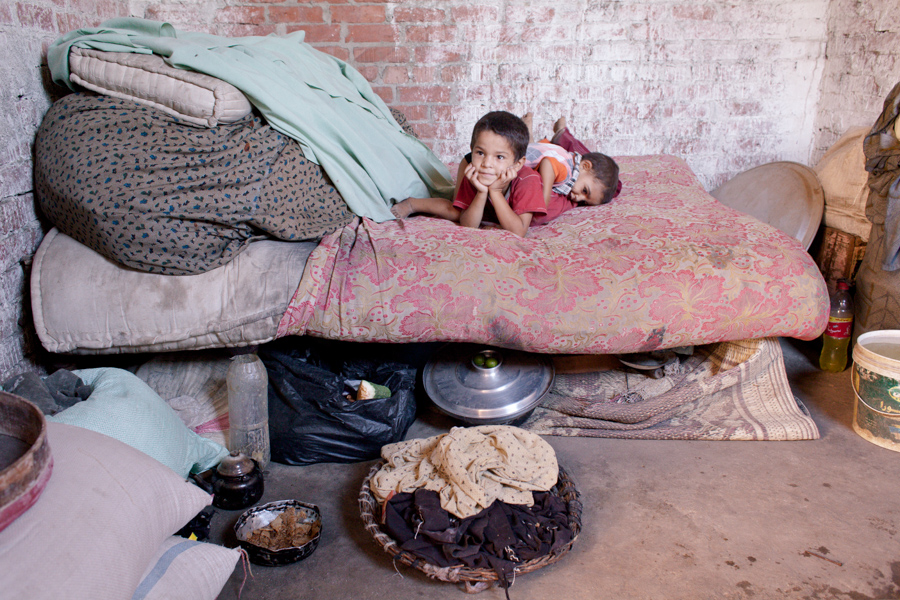 La nuit, mari, femme et enfants s'entassent dans cette pièce qui contient à peu près toutes les possessions de cette famille.