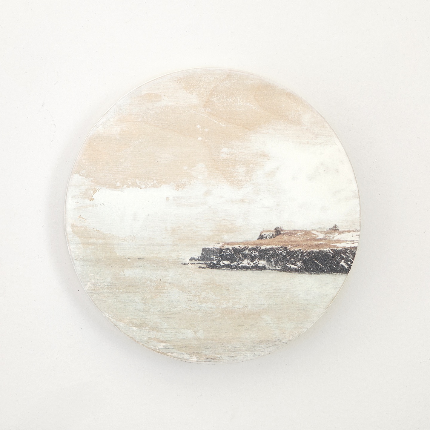 Caroline Bolieu, Tempête poétique, Transfert photographique et peinture sur panneau de merisier, Tondo - 8 pouces, 2022.