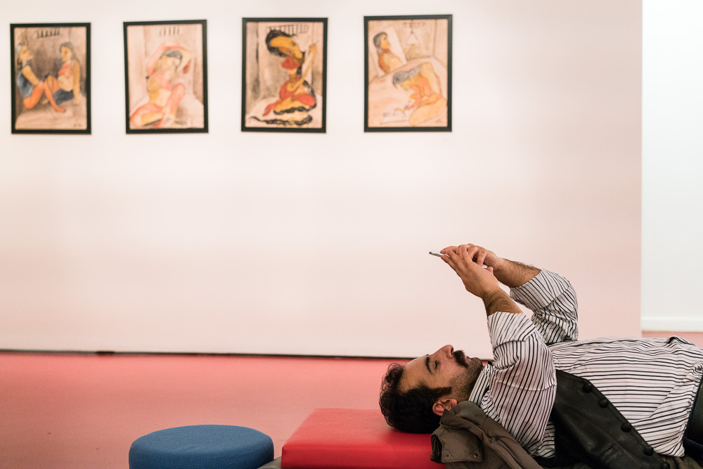 Diyarbakir 2017, la r&eacute;sistance culturelle. Elvan Ko&ccedil;er. R&eacute;p&eacute;tition de la pi&egrave;ce Qirix,une s&eacute;rie de sc&egrave;nettes humoristiques sur Diyarbakir. Acteurs : Elvan Ko&ccedil;er, Yavvuz Akkuzu, Sena &ouml;zbey. Apr&egrave;s la fermeture du th&eacute;&acirc;tre municipal par l&rsquo;administrateur nomm&eacute; par l&rsquo;&eacute;tat suite &agrave; l&rsquo;arrestation des deux co-maires, qui existait depuis 27 ans, un nouveau th&eacute;&acirc;tre a ouvert, le th&eacute;&acirc;tre Amed Sehir, qui accueille &eacute;galement des expositions, comme par exemple les peintures de Zehra Dogan, anciennement journaliste &agrave; l&rsquo;agence JINHA. Le th&eacute;&acirc;tre a d&eacute;j&agrave; trois projets en route, un d&eacute;j&agrave; termin&eacute;, un qui d&eacute;but en mars, Qirix, une s&eacute;rie de sketchs caricaturant les habitants de Diyarbakir. Le th&eacute;&acirc;tre, en faisant rire les gens, se veut une r&eacute;sistance contre la morosit&eacute; impos&eacute;e les m&eacute;dias de l&rsquo;&eacute;tat et le climat d&rsquo;&eacute;tat d&rsquo;urgence.