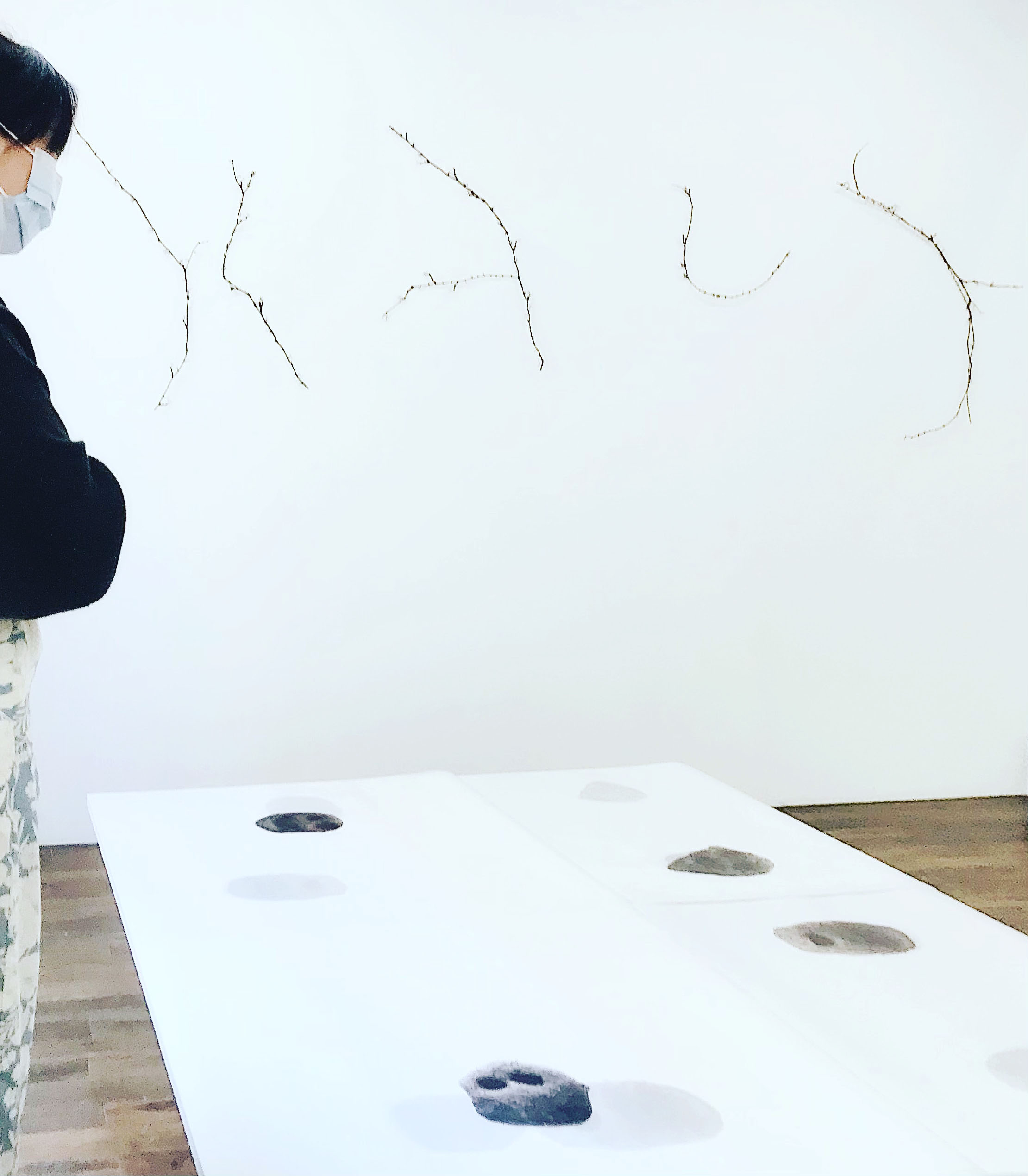 Attrape coeurs, 2021Branches d&rsquo;ampelopsis, peinture phosphorescente, dimension variable. Vue d&rsquo;exposition "Bee and Bobby Mac Leaf", galerie LIUSA WANG