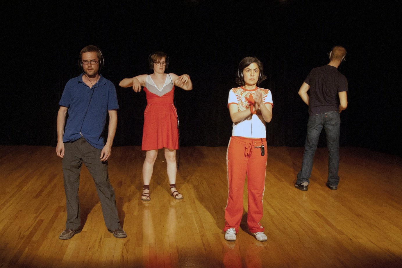 Sophie Castonguay, GroupeSolo IV, 2010.Performance pour trois récitants et deux spectateurs, Involved #2, Studio 303, Montréal. Sur la photo de gauche à droite : Sarah Wendt, David Gagnon, spectatrice, Helena Martin-Franco et spectateur. Photo : avec l’aimable permission de l’artiste.