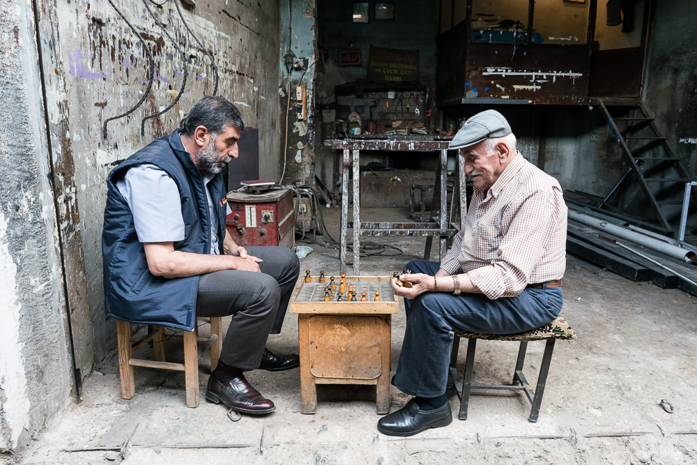 Diyarbakir, Sur 2017. Subhi et Mehmet vivent &agrave; Sur depuis 30 ans. En chassant les habitants du quartier, l'&eacute;tat veut briser toute une communaut&eacute;. Dans Sur, on vit dehors, on s'entraide entre voisins et on survit de petits boulots. Toutes choses impossibles dans les nouveaux quartiers construits pour reloger les populations, et isoler les familles en les dispersant.
