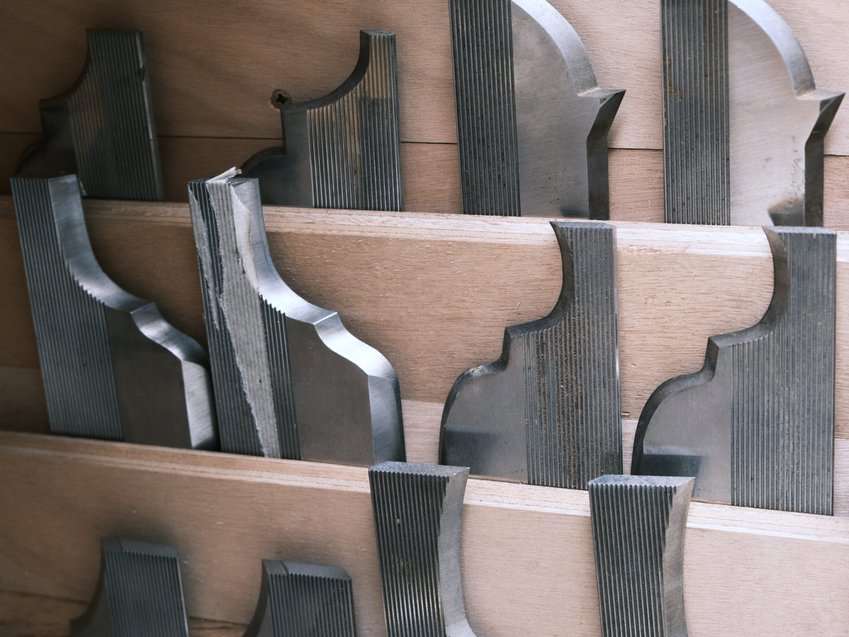 Chaque fer a une forme particulière à profil courant donné au bois. 