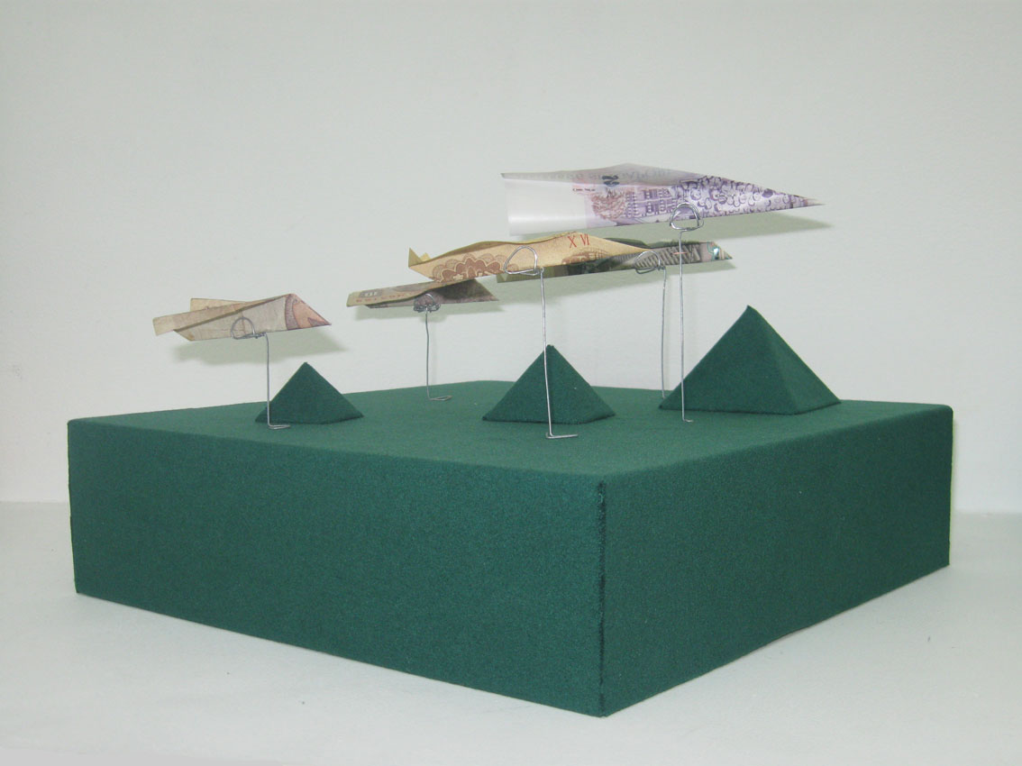 Haïku Survol des pyramides, 2013. 18 x 26 x 26 cm dans la série des haïku monétaires