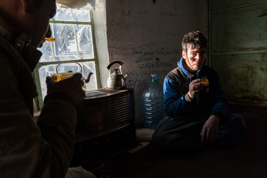 Village de Zale, Kurdistan, Irak. F&eacute;vrier 2017. Les employ&eacute;s des entrep&ocirc;ts attendent les premiers kolbars, un froid matin de fin d'hiver.
