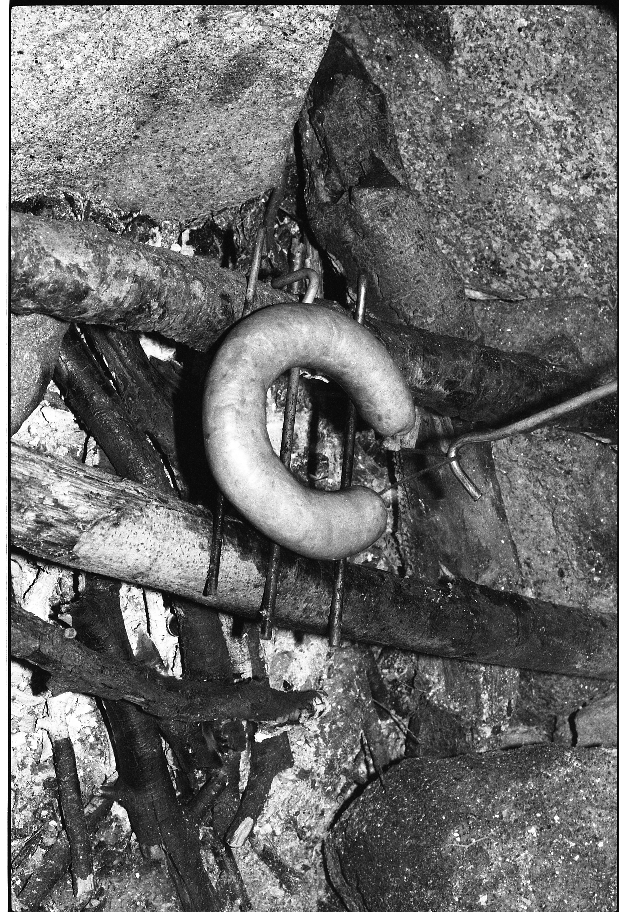 braseiro improvisado com espias de campismo para assar alheiras no geres // Ilford FP4+