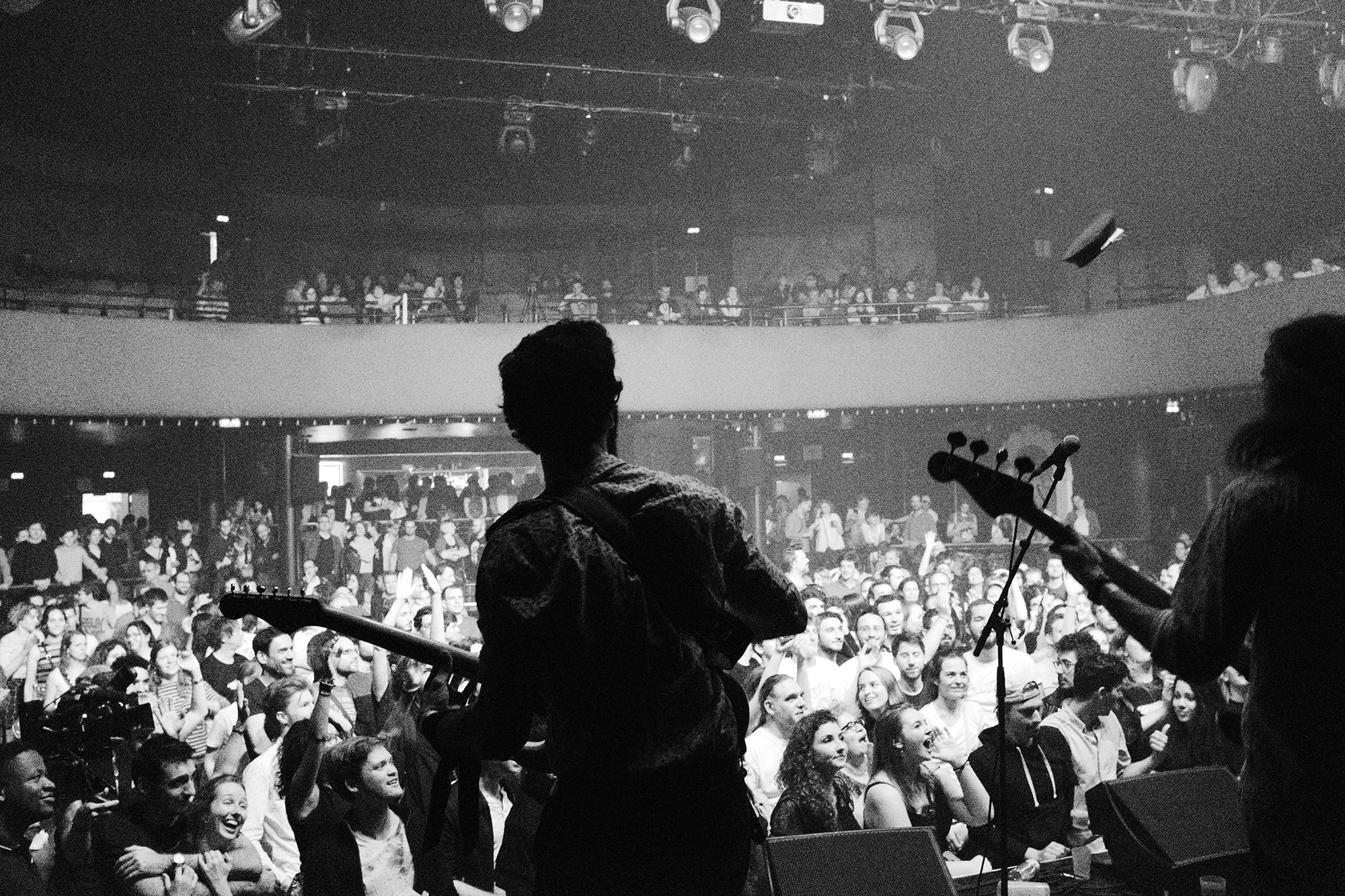 Philippe Sarfati-live-music-photography-photographer-street-documentary-public-interaction-throwing-hat-spreaders-concert-moment-bataclan-paris-france