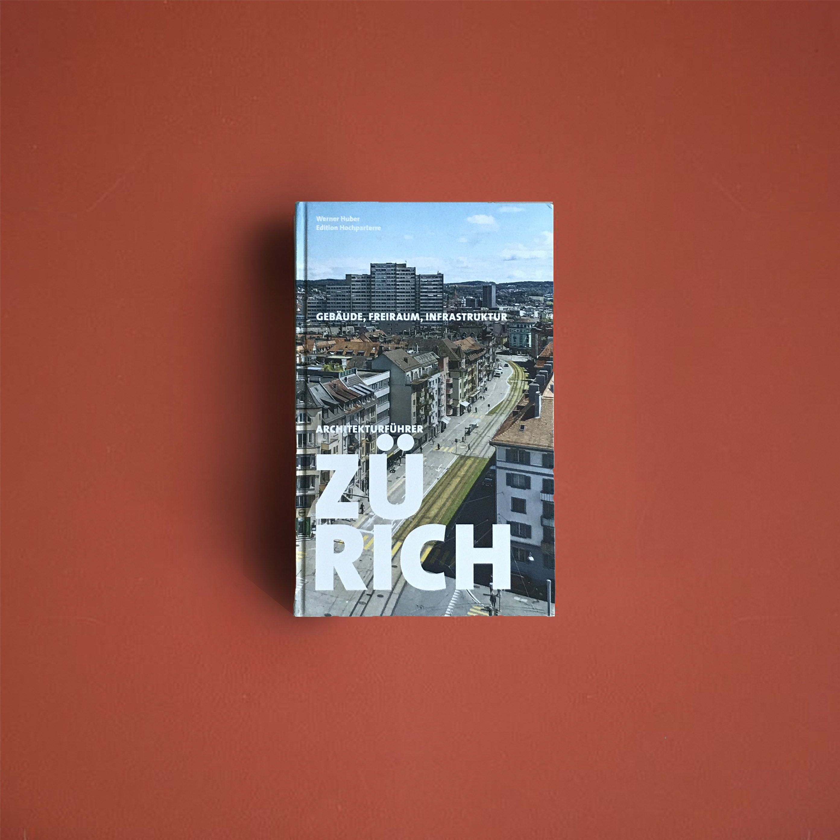 Werner Huber et al. Architekturführer Zürich: Gebäude - Freiraum - Infrastruktur, Zurich: Edition Hochparterre, 2020This newly published Zurich Architecture Guide documents buildings and ensembles in the city from all eras. The main focus is on buildings from 1850 onwards are treated. The architectural guide focuses on the city core, but also looks beyond it, for example at focal points in the rapidly growing regions of the Glattal or Limmattal. The book is structured by object, arranged according to the district and neighbourhood classification of the city of Zurich. Neighbourhood-wise city maps provide geographical orientation. All of the approximately 1200 buildings, parks, squares and infrastructure buildings have been selected for their architectural quality, their significance for the urban space, but also for their role in the city's history.