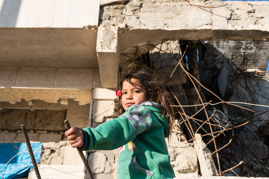 Manbidj, avril 2018.  Quartier de Manbidj d&eacute;truit par les bombardements. Faute de mieux, d'anciens habitants et des r&eacute;fugi&eacute;s sont revenus y vivre, dans des conditions pr&eacute;caires.