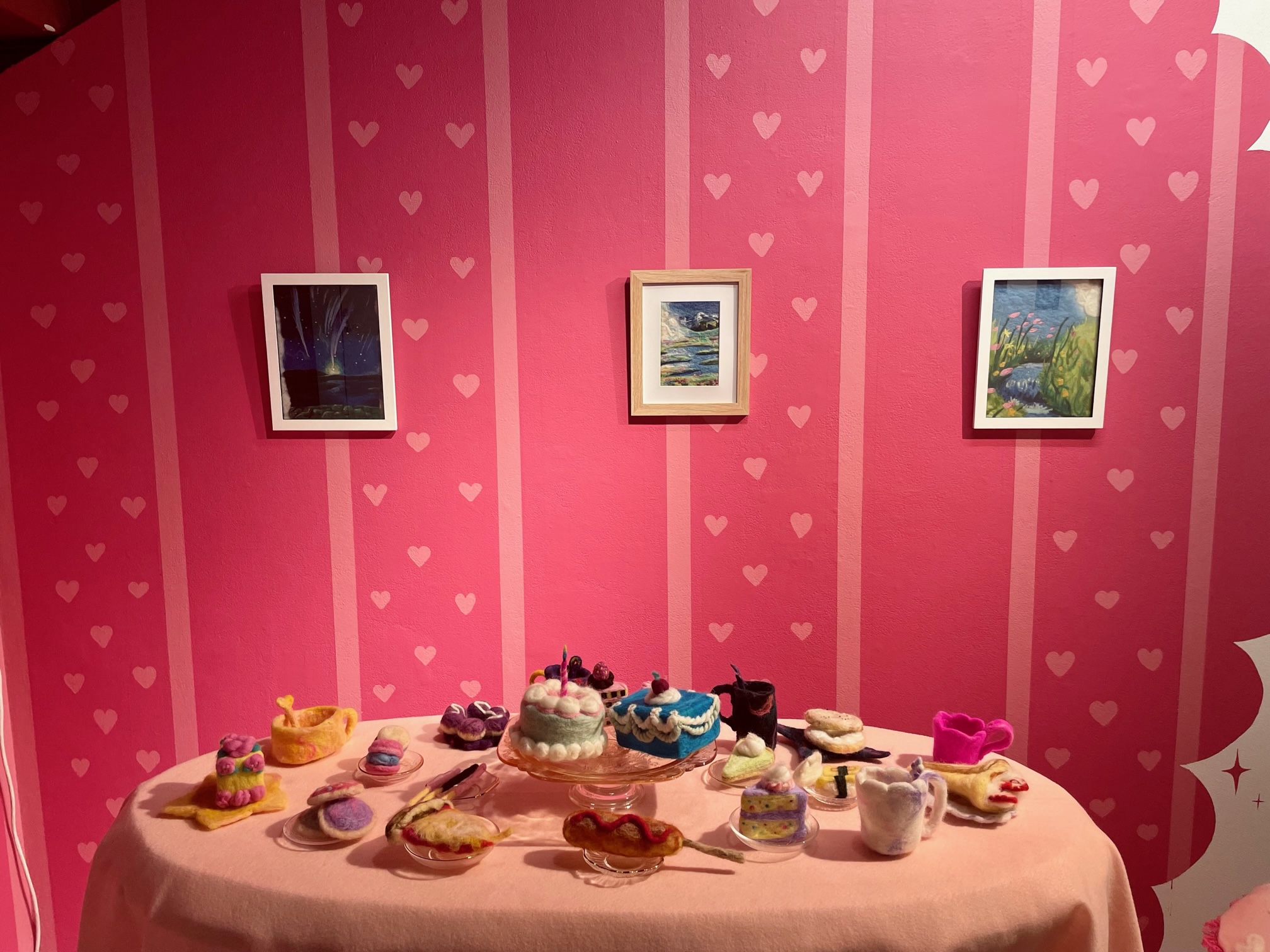 Felt, insulation foam, roving, canvas, house paint, dried flowers, found objects, scent, sound; 2023