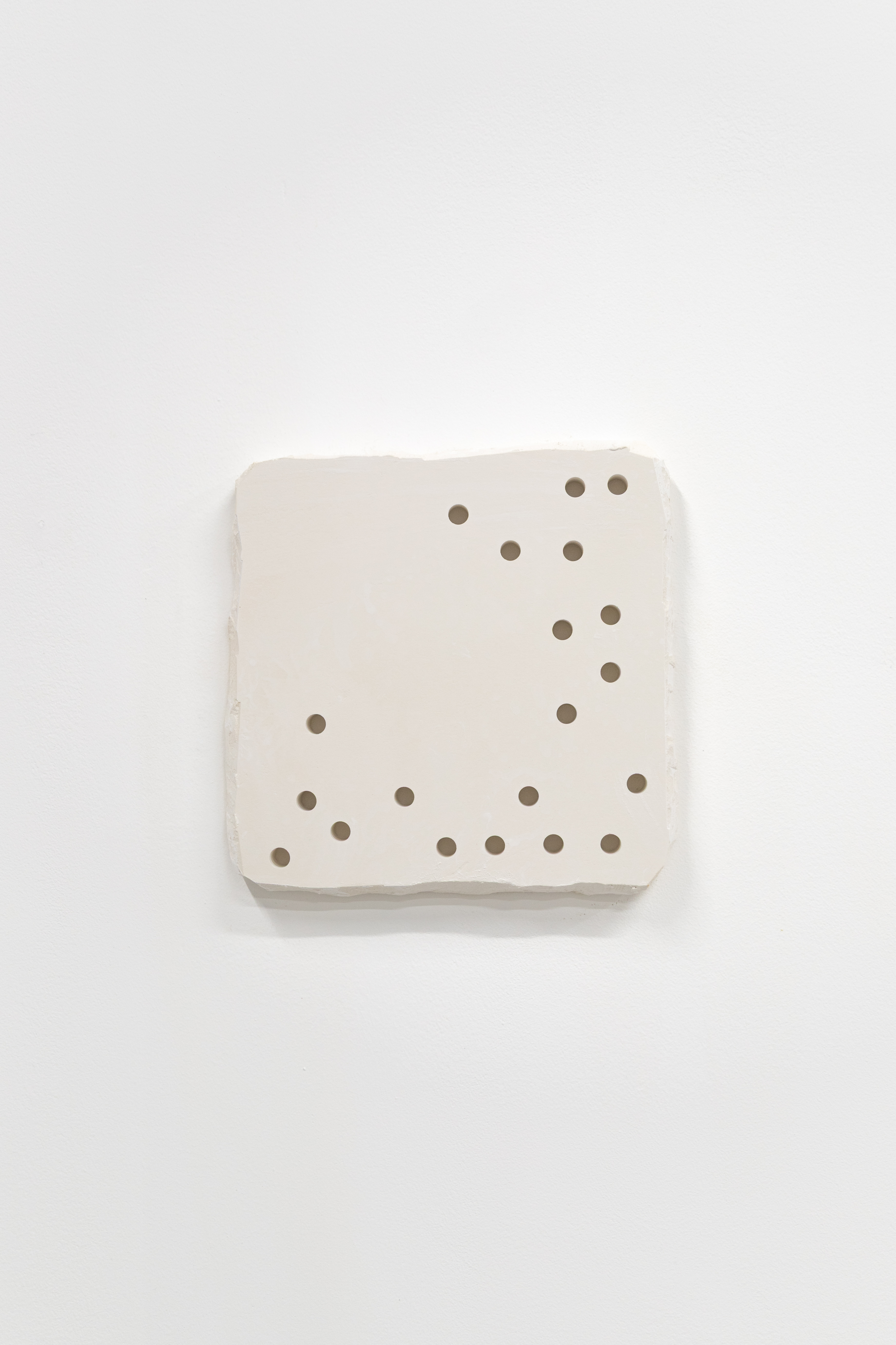 Trou, plaque, ligne 20, plâtre, 22,9 x 22,6 x 2,9 cm, 2025