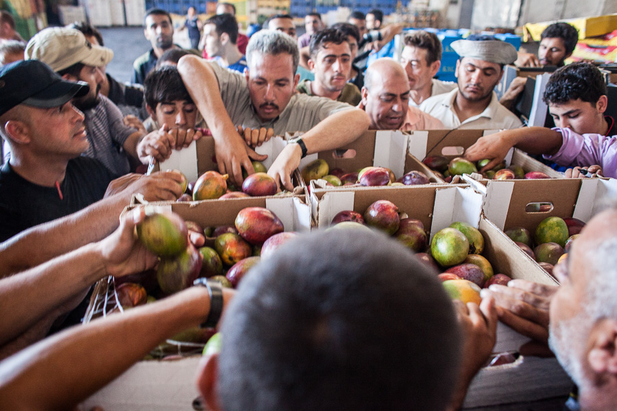 Beit Lahiya, juillet 2012. Vente aux ench&egrave;res des fruits et l&eacute;gumes produits en Gaza ou en provenance d'Isra&euml;l. Si Isra&euml;l limite drastiquement les exportations Palestiniennes, en revanche il ne se prive pas de vendre ses produits &agrave; Gaza.