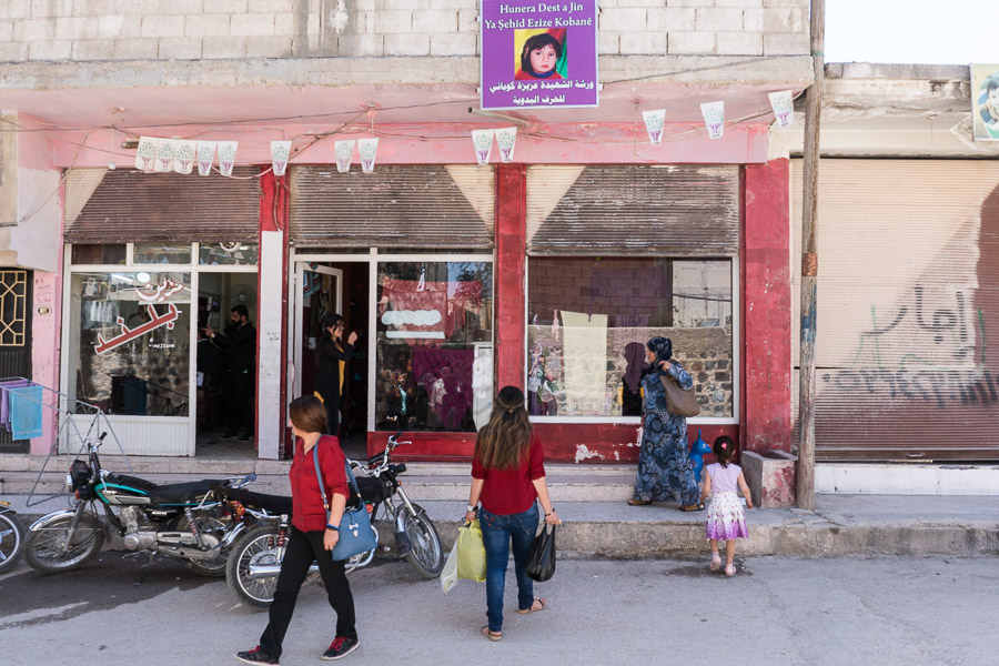 Kobane, avril 2018. Leyla (tenue claire) et Adila (gilet noir) ont lanc&eacute; trois mois auparavant avec d'autres une boutique de cr&eacute;ations manuelles sous le mod&egrave;le coop&eacute;ratif. Si au d&eacute;but la boutique marchait bien, les clients se font plus rare avec l'arriv&eacute;e des beaux jours. A lire : http://www.kedistan.net/2018/05/08/kobane-cooperatives-outil-emancipation-femmes/