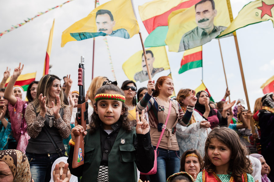 Qamishlo, Syrie du Nord. F&ecirc;te de Newroz 2014. Apr&egrave;s une &eacute;prouvante ann&eacute;e de guerre, newroz est pour les kurdes syriens un symbole de leur lutte pour la libert&eacute;, et l'occasion d'affirmer haut et fort leur volont&eacute; de r&eacute;sister. Les forces arm&eacute;es et le leader du pkk Ocalan y sont particuli&egrave;rement c&eacute;l&eacute;br&eacute;s par la population.