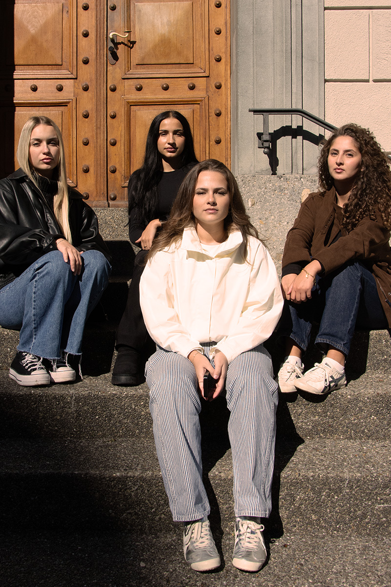 Wir sind nicht von hier, wir tragen andere Wurzeln &ndash; doch hier sind wir zuhause, verbunden durch unsere Geschichten.