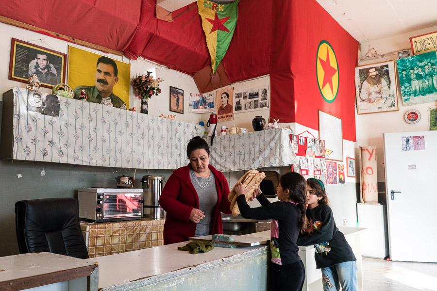 "Nour vient de Qamishlo. Elle fait partie du comit&eacute; du camp, et s'occupe de la caf&eacute;t&eacute;ria. Elle est venue avec ses deux enfants.