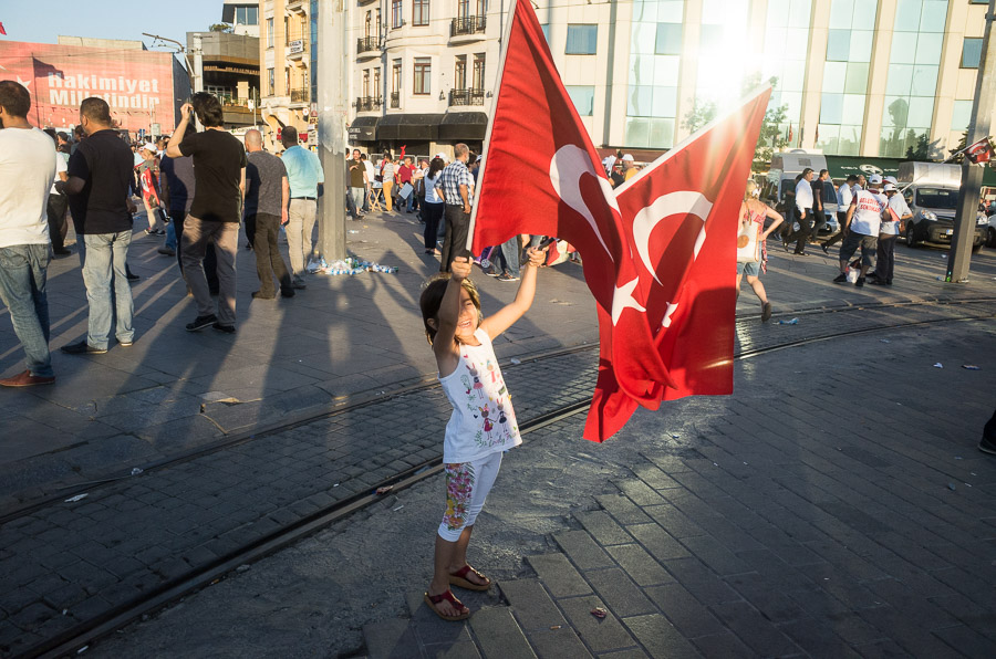 Meeting des partisans du CHP, 10 jours apr&egrave;s le coup d'&eacute;tat avort&eacute; en Turquie. Quelques jours apr&egrave;s ce meeting, le leader du CHP, Kili&ccedil;daroglu, acceptera de rejoindre "l'union sacr&eacute;e" autour de Erdogan. Pourtant, nombre des partisans du CHP, sorte de gauche lib&eacute;rale nationaliste, plut&ocirc;t la&icirc;que, sont inquiets de la mont&eacute;e du conservatisme religieux.