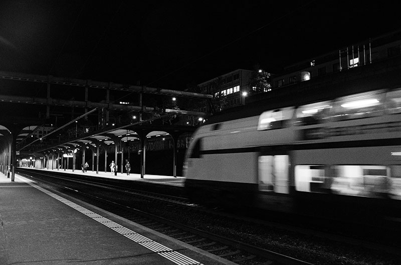 Ab und An das Rattern eines einfahrenden Zuges.