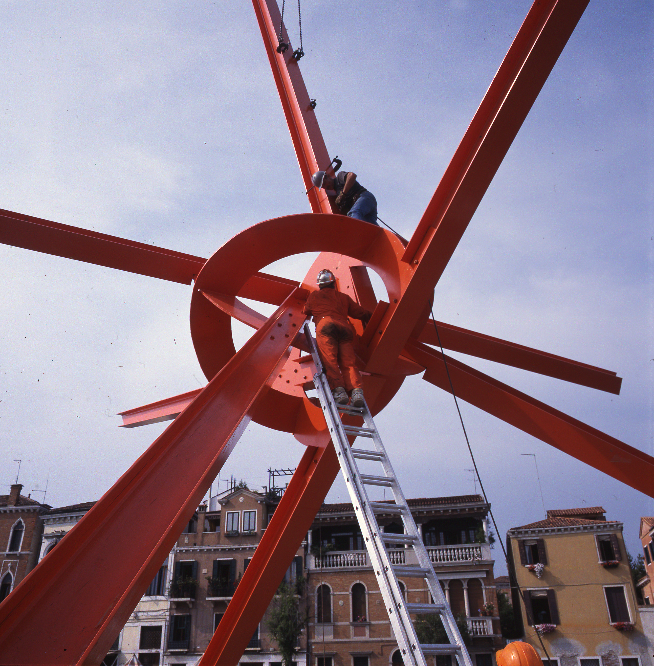 Vivaldi, 1992 painted steel 38' x 48' Collection of Maxine and Stuart Frankel Foundation for Art, Bloomfield Hills, MI. Photograph ©Pierre Plattier.