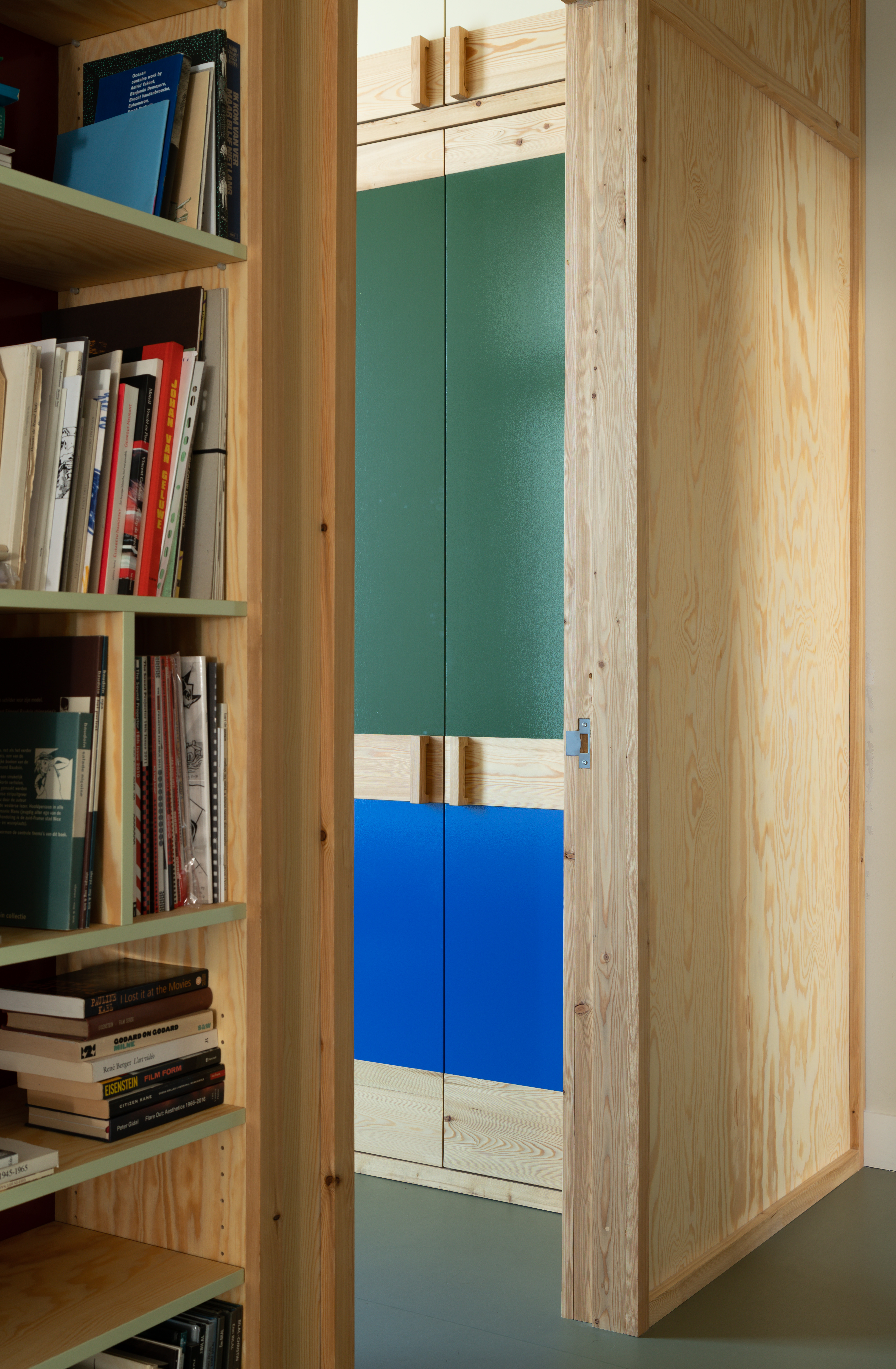 Multiplex, Massief Lariks & handgelakt hoogglansism atelier oom- ontwerp noa architecten - foto's andrea anoni