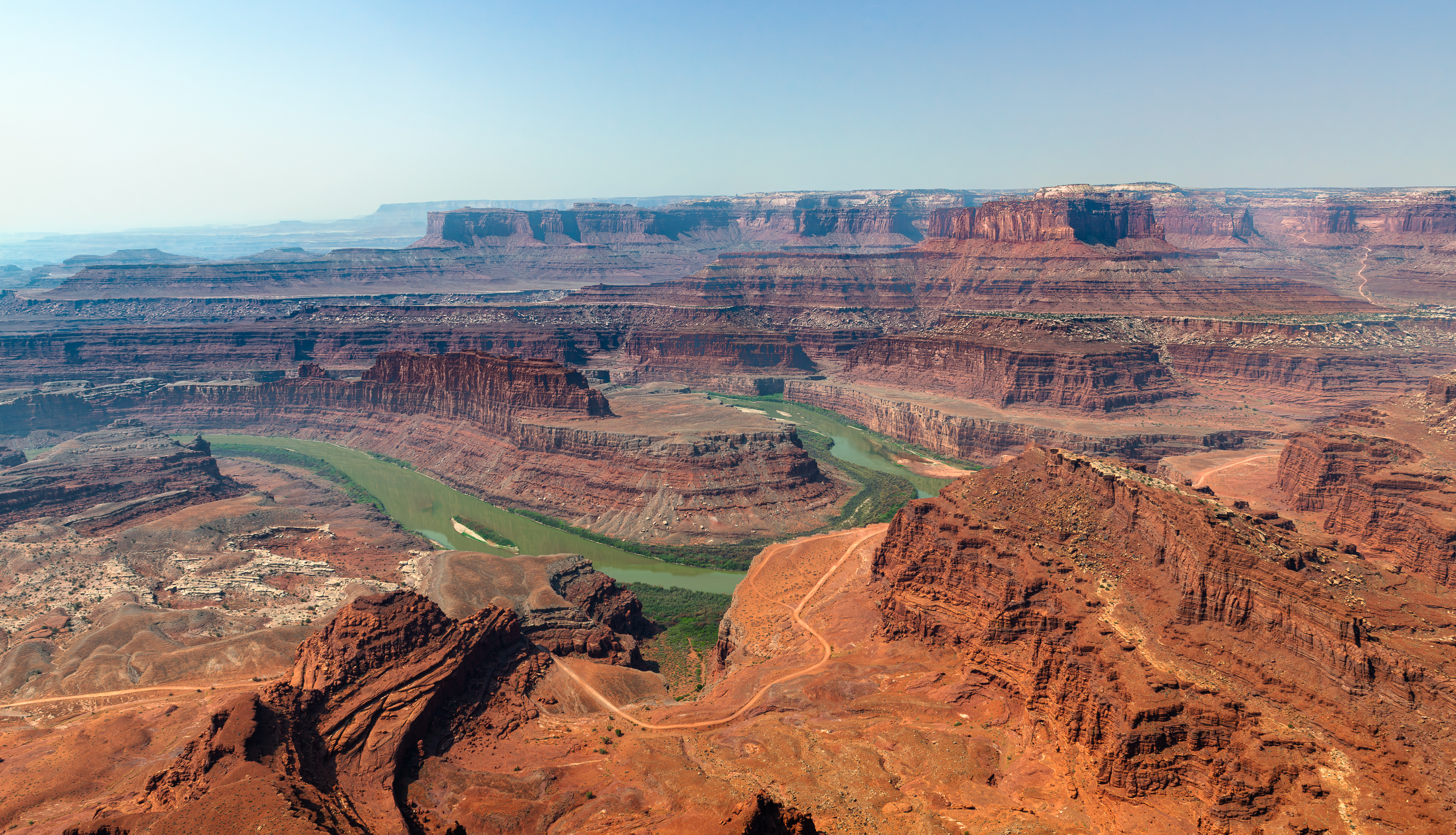 Canyonlands National Park. Horse Point (Thelma et Louise). 1830 m, on surplombe les lacets du Colorado qui serpente 600m plus bas.