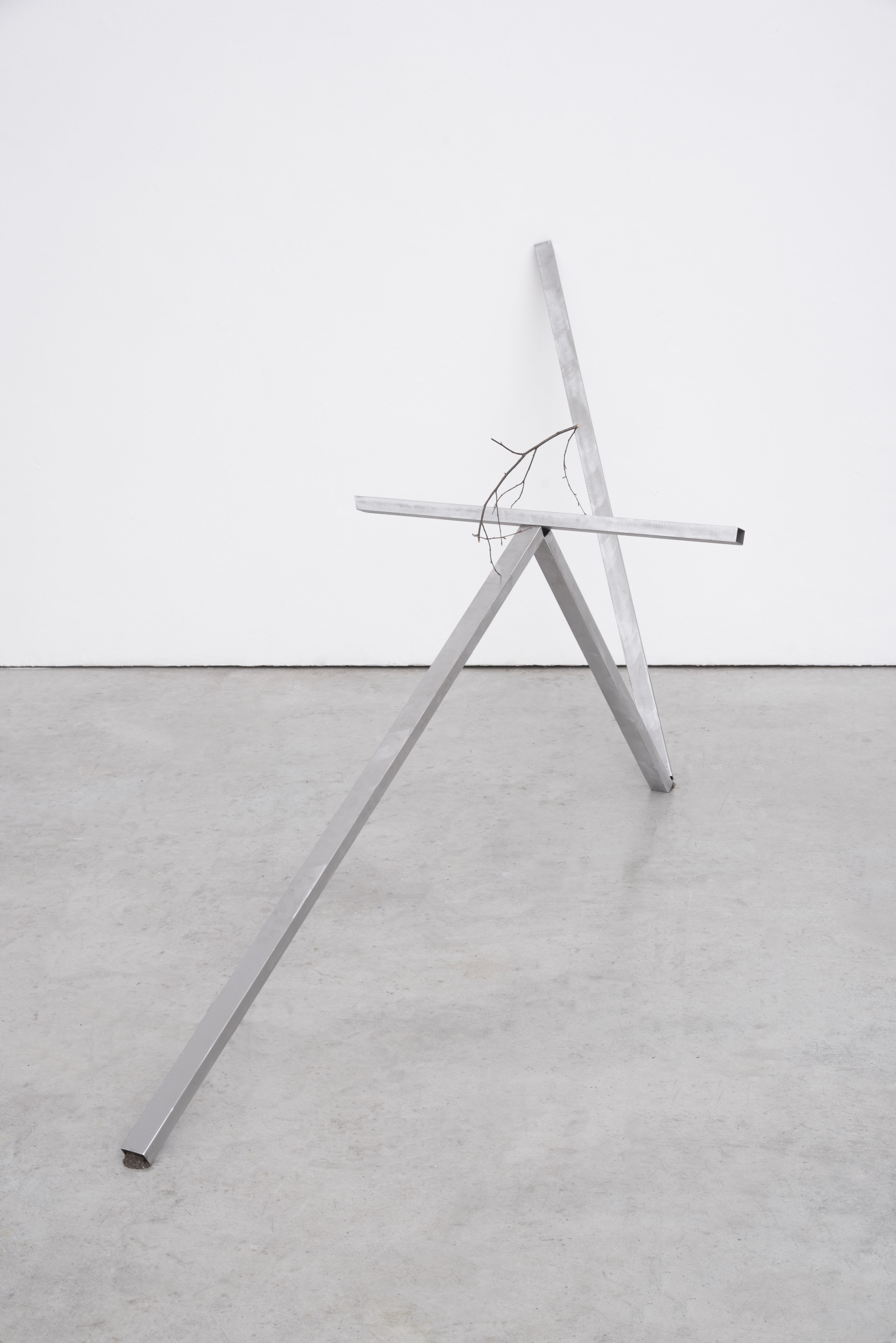 Distinction -, 2020 - Iron, soil, wood. 150 x 130 x 340 cm