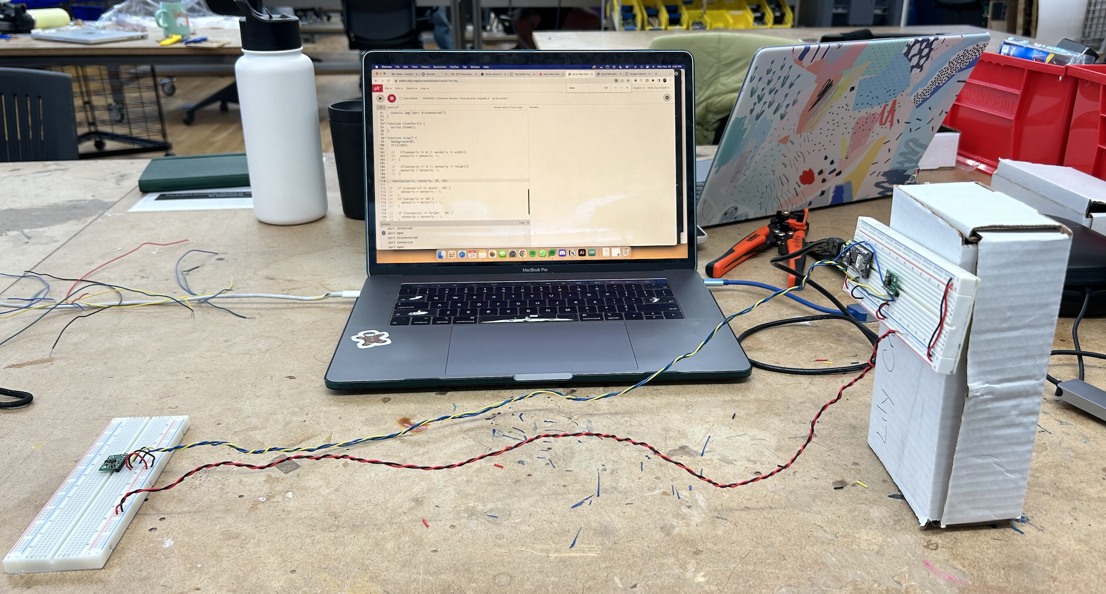 The new setup with longer wires and one sensor perpendicular to the other