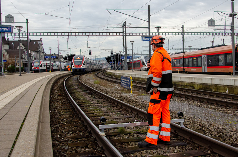 Martin Bissig ist per Telefon st&auml;ndig im Kontakt mit der Zentrale in Kloten, welche die Gleissperrungen koordiniert.
