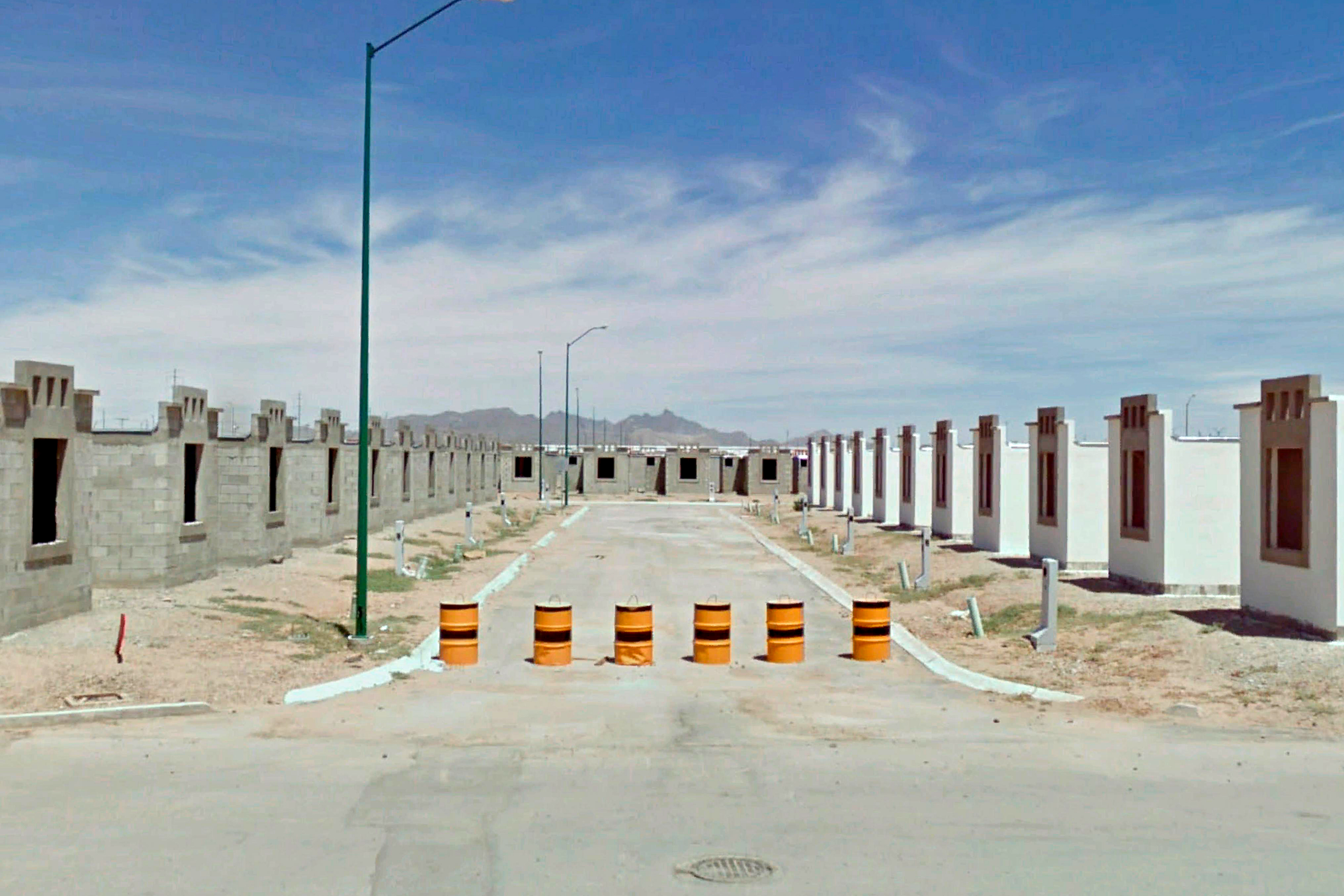 1132 C. Aerolitos. Como asistente de investigación de un profesor, tuve que recorrer la ciudad buscando los nuevos mecanismos de autodefensa en diferentes barrios de la ciudad y fotografiarlos.  Conocido como "El Cierre", las calles de la ciudad se cerraron con botes de basura llenos de hormigón o piedras enormes.