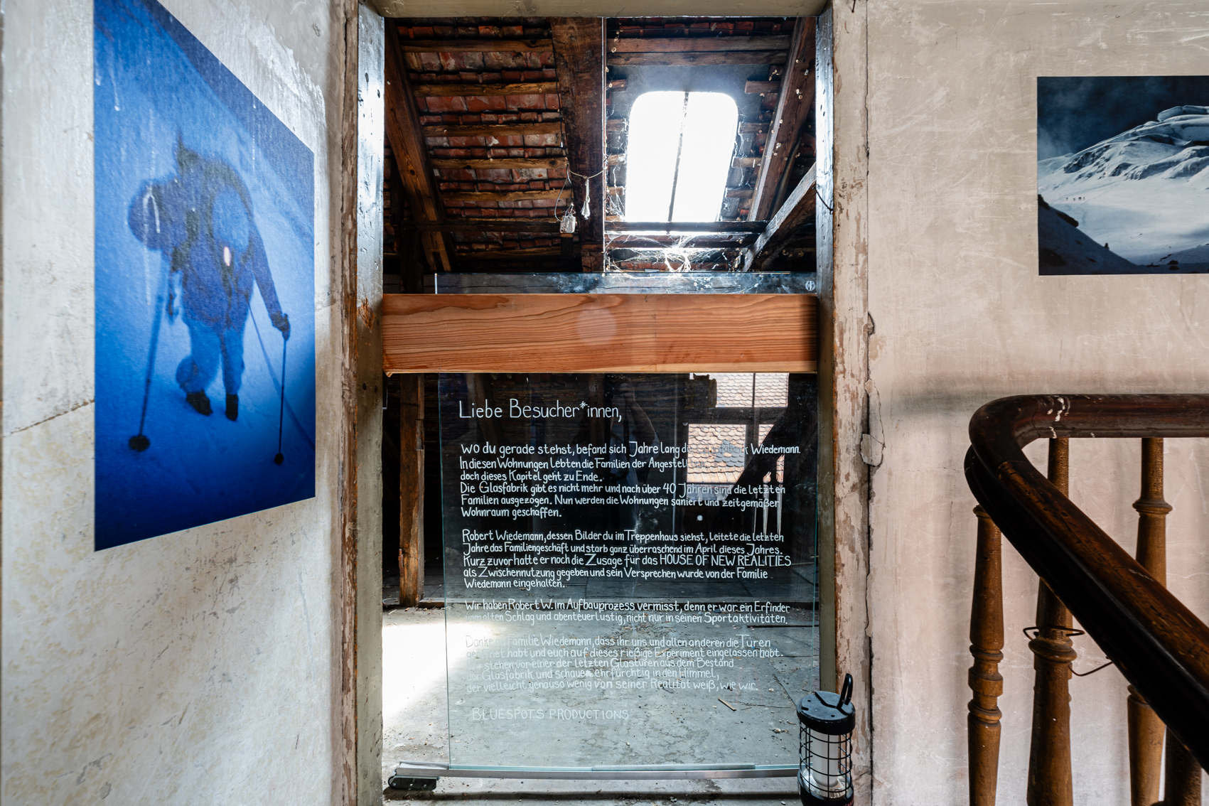 Bild 3 zu Stairway to heaven: Am Ende der Treppe befindet sich der eigentliche Eingang zum Dachboden, der durch eine Glasplatte begrenzt wurde. Auf dem Glas steht die Geschichte des Hauses und der Familie Wiedemann als Abschlussworte der Ausstellung. 