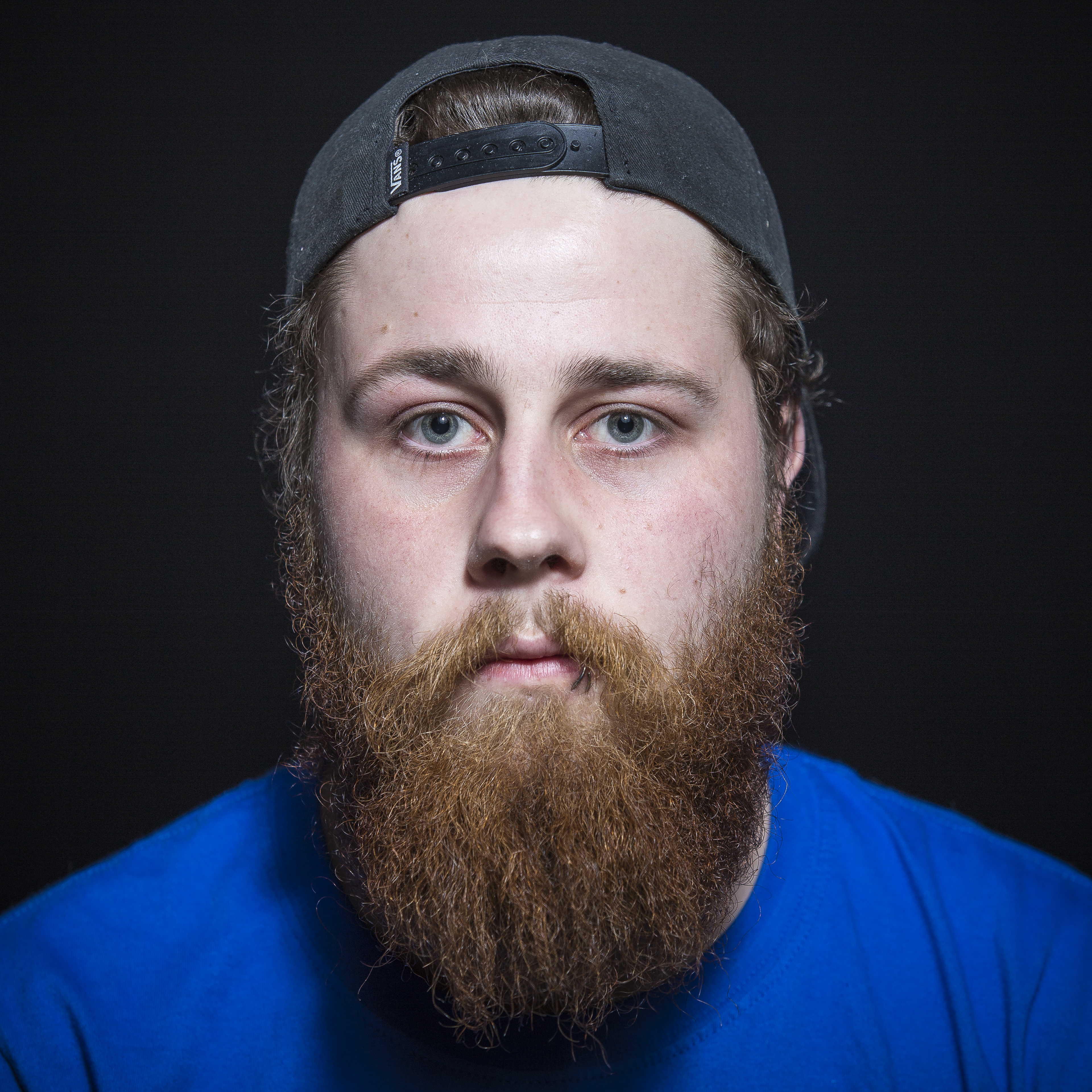 Professzionális portré fotózás szakállas férfiről