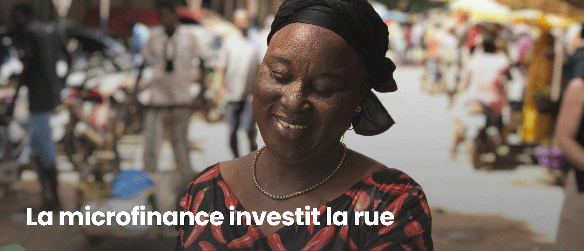 Mariam Koanda arrange la disposition de ses fruits et légumes sur son étal ...